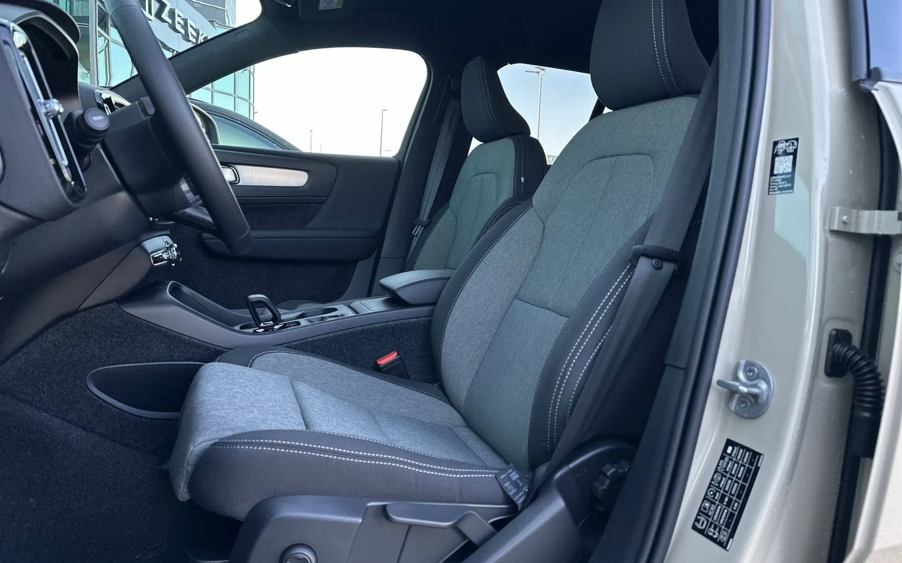 Notranja slika - Volvo XC40 - B3 P Core AT DCT 3 leta garancije + 3 servisi... - 10