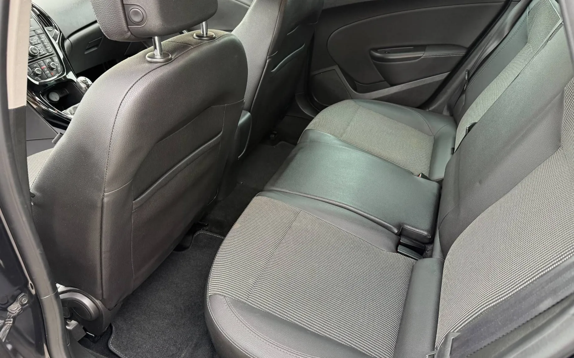 Notranja slika - Opel Astra - Sports Tourer 1.6 CDTI Cosmo-ALU-NAVI-LED-ODLIČNA - 11