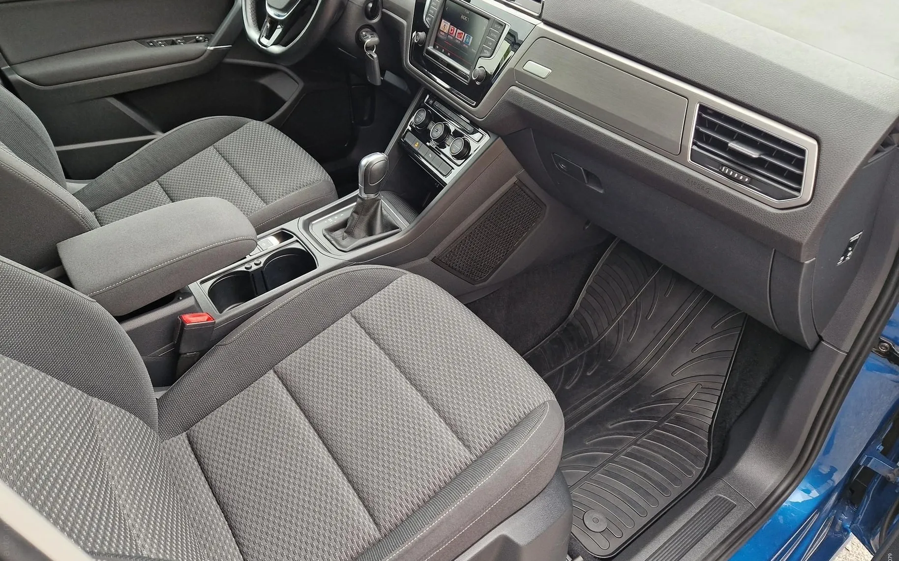 Notranja slika - VW Touran - 1.6TDI-DSG-7SEDEŽEV-ACC-F1-2XLED-2XPDC-NA OBROKE - 7