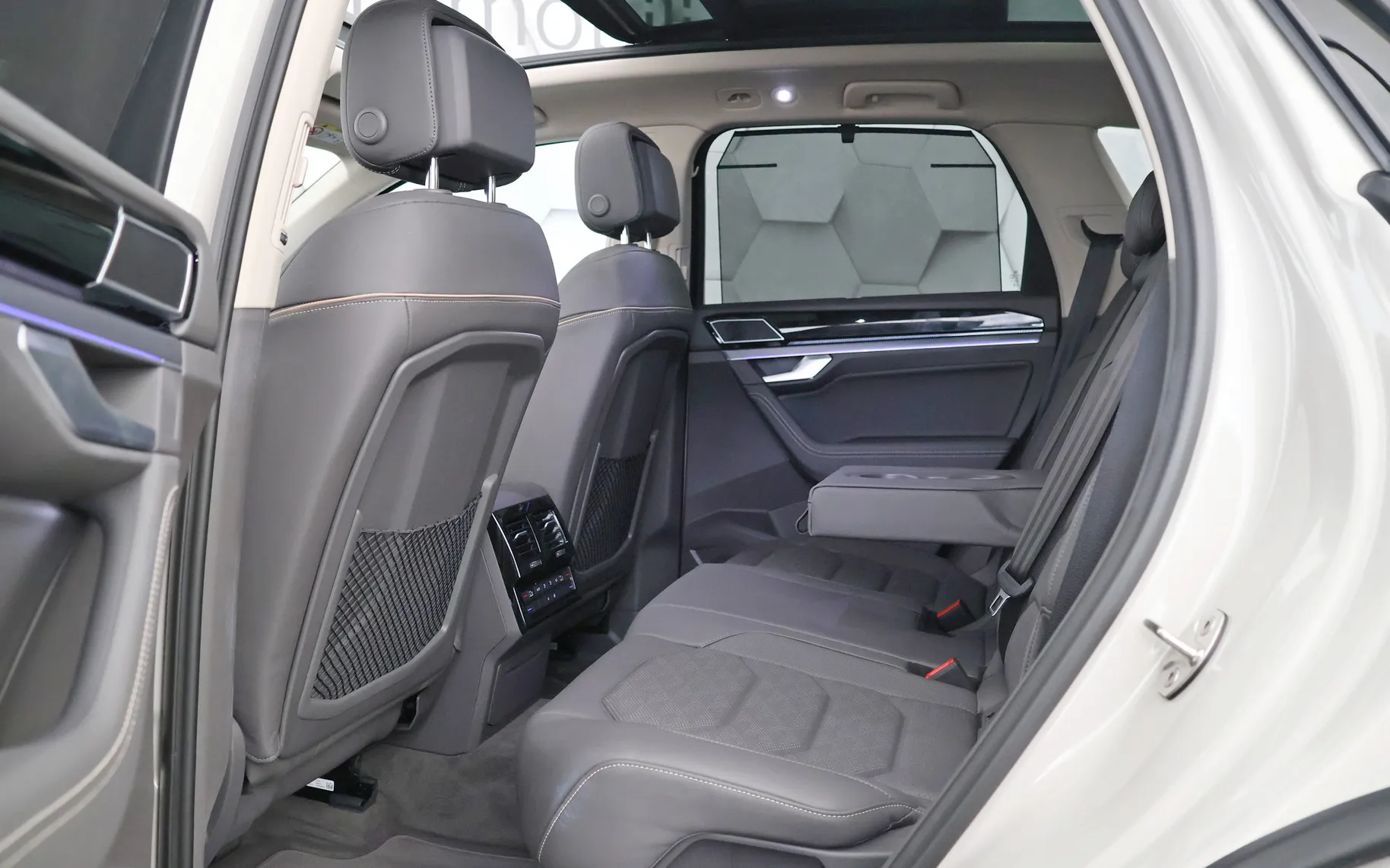 Zunanja slika - Volkswagen Touareg - 3.0 V6 TDI 4-Motion Tiptronic R-Line 286KM - 10