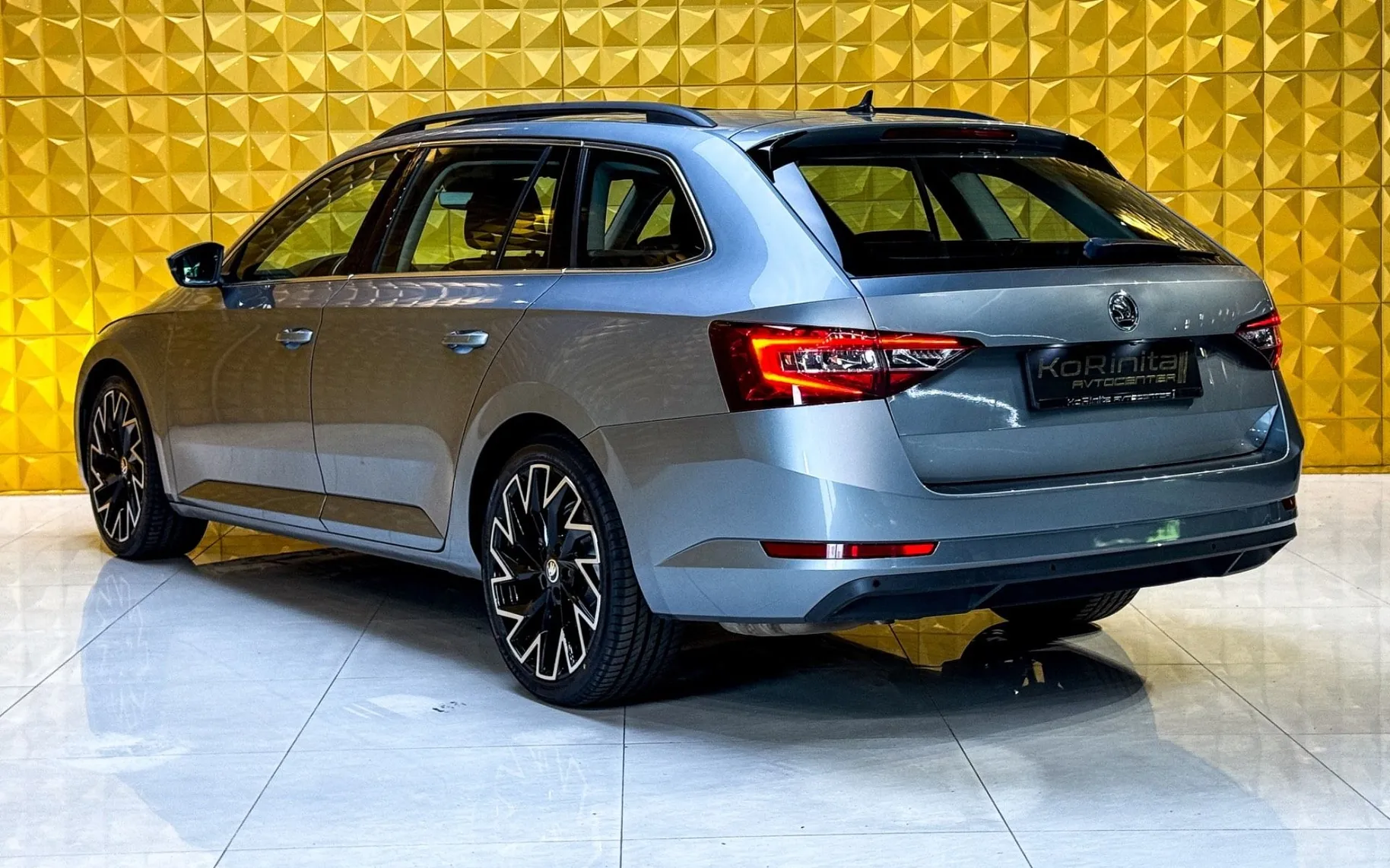 Notranja slika - Škoda Superb - 2.0 TDI 4X4 AUT.-PANO-GRETJE-NAVI-RADAR TEMP - 9