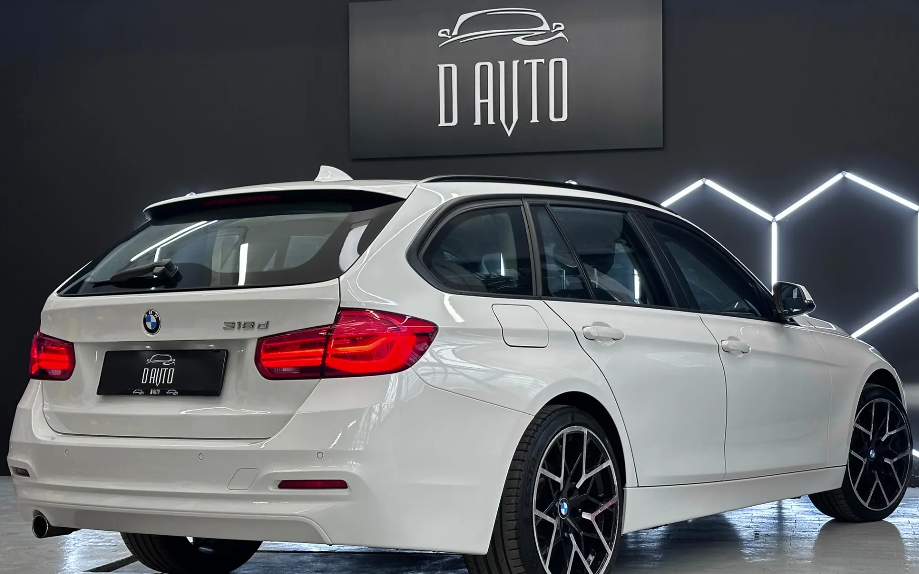 Notranja slika - BMW serija 3 Touring: - serija 3  318d AT+NAVI+LED+SAMO 122000km - 8