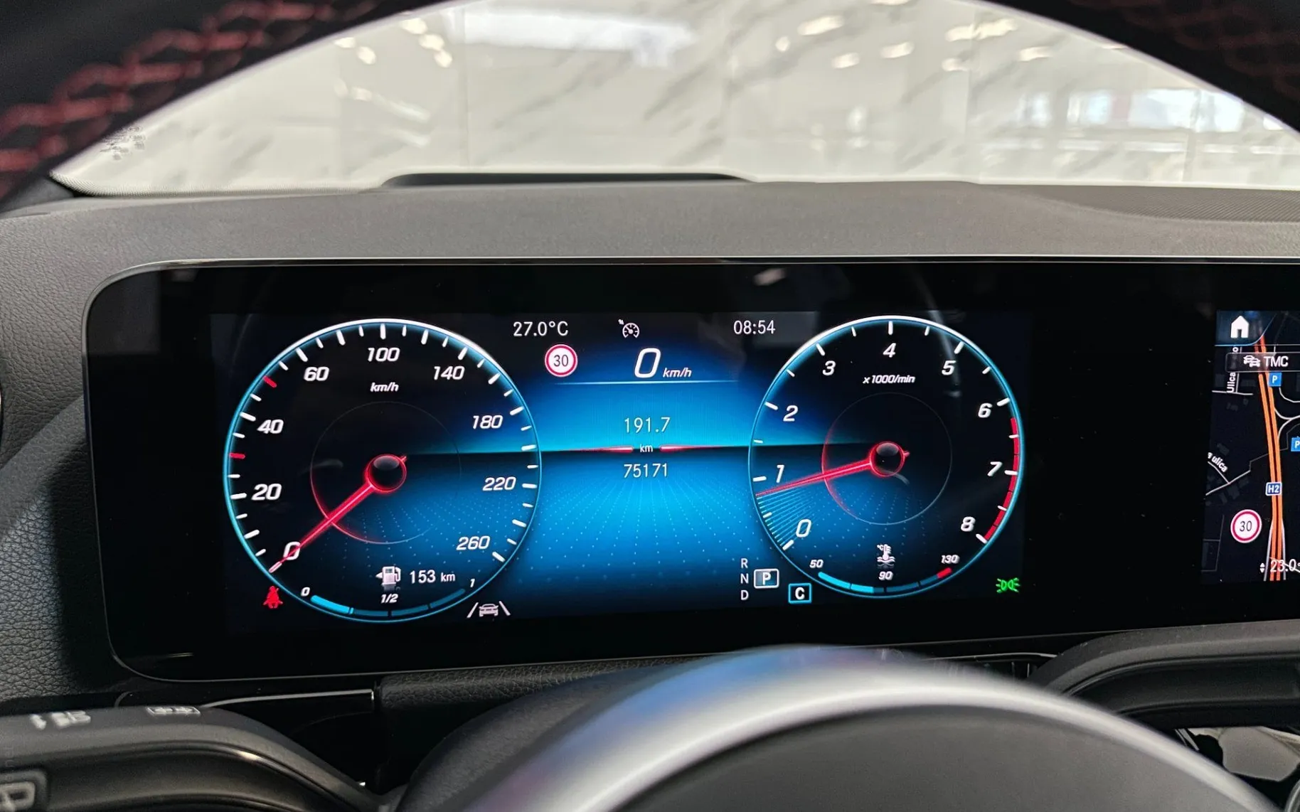 Notranja slika - Mercedes-Benz GLA-Razred - 200|AMG Line|Memory|HUD|Kamera|Gretje|LineAss|R19 - 12