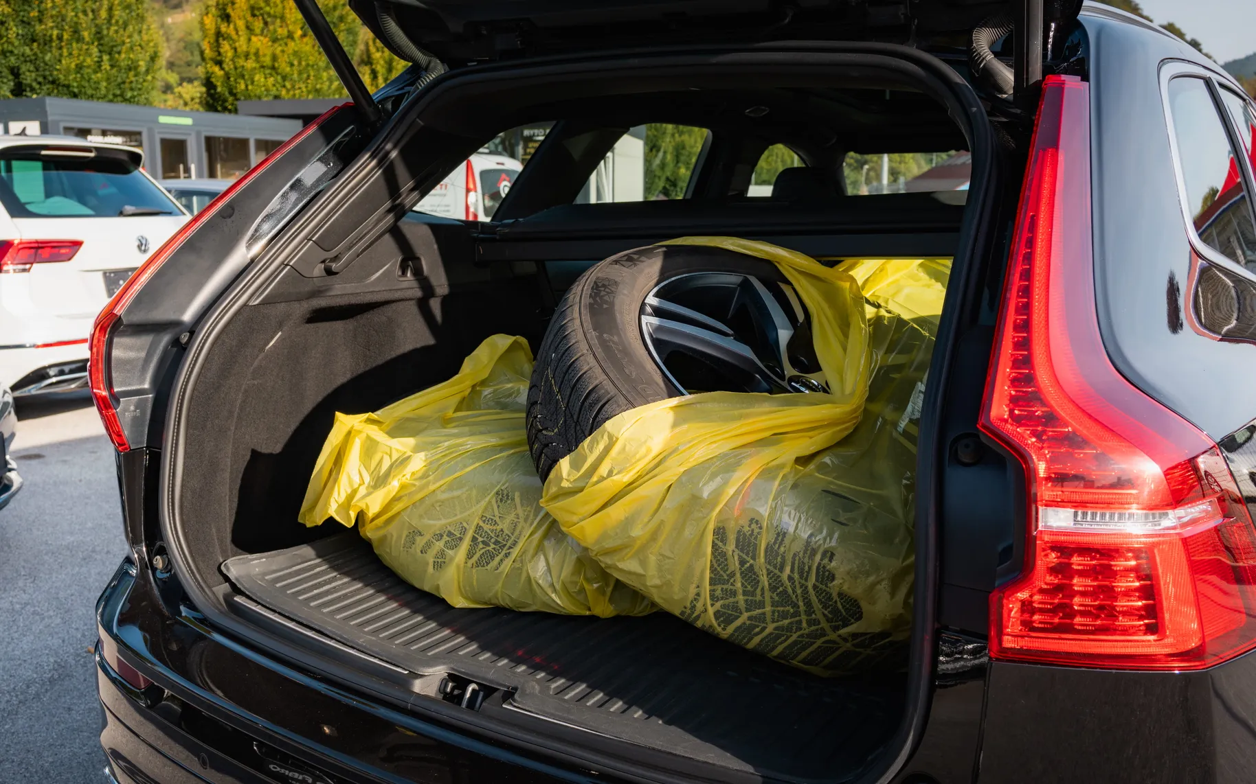 Zunanja slika - Volvo XC60 - D4 R-Design AWD Avt. - 6