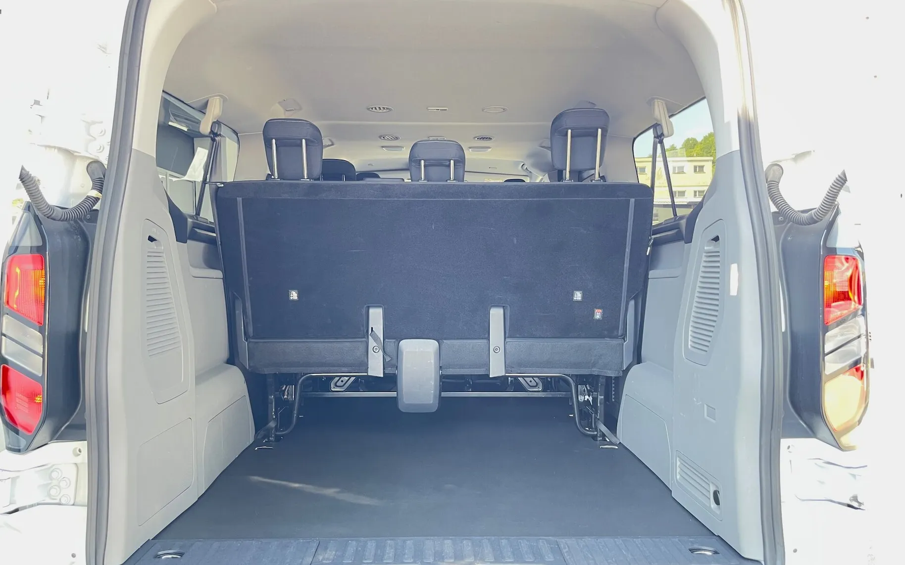 Zunanja slika - Ford Transit Custom - Kombi 320 2.0 TDCi L2H1  DMR  TREND 9 SEDEŽEV SLO - 9