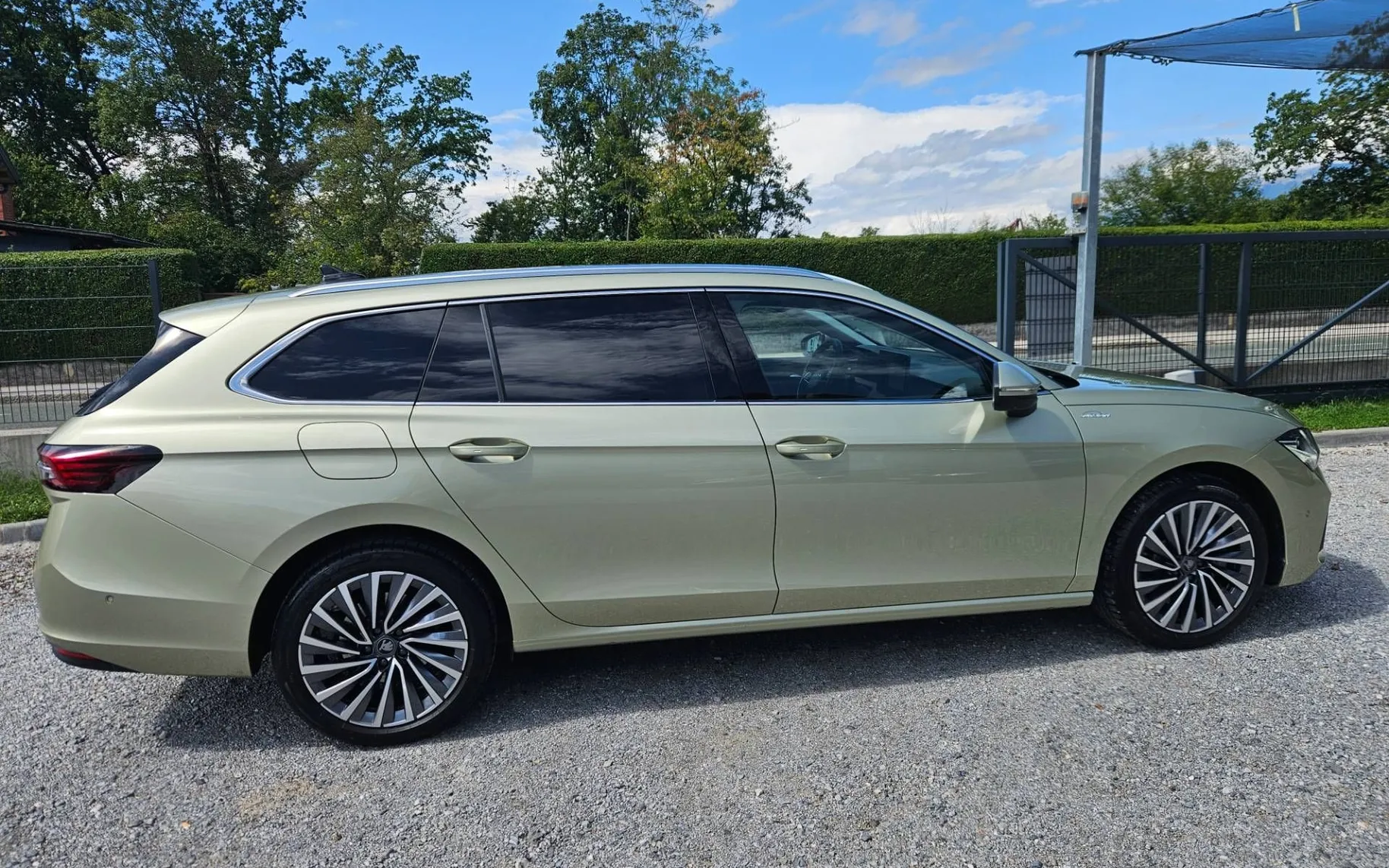 Zunanja slika - Škoda Superb - Combi 4x4 2.0 TDI L K DSG CANTON HLAJENJE SED. 3.. - 5