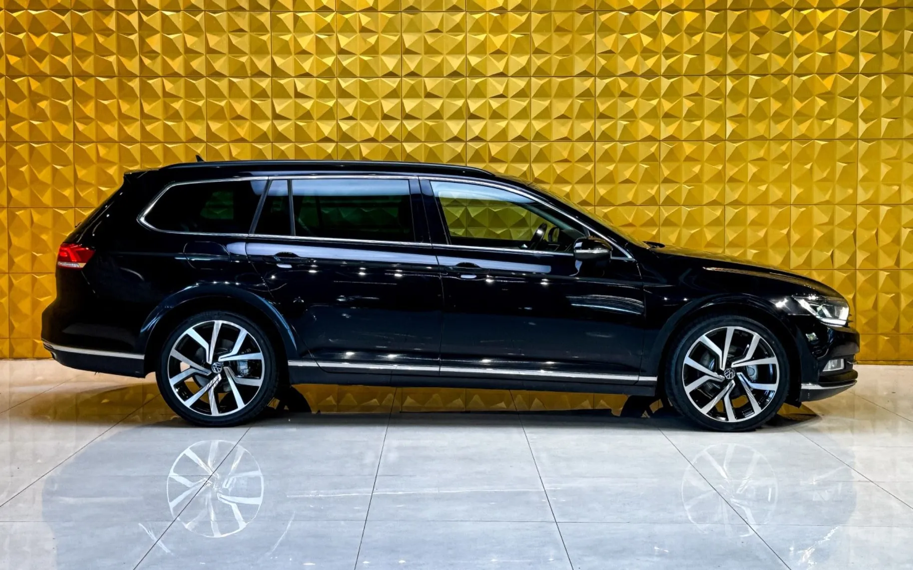 Notranja slika - Volkswagen Passat Variant - 2.0 TDI AUT.-LED-RADAR TRMP-GRETJE-NAVI-PDC - 12