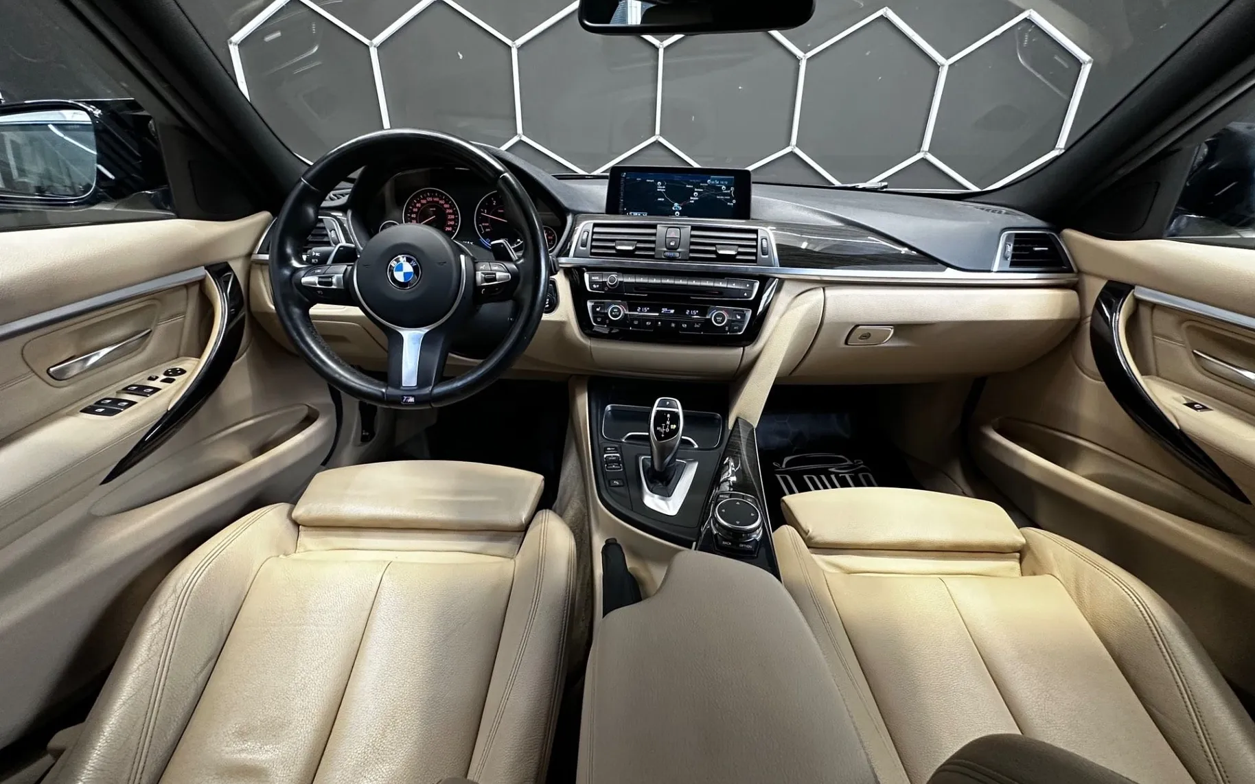 Notranja slika - BMW serija 3 Touring: - serija 3  320d xDrive M Sport KAMERA+HUD+KEYLESS.. - 9