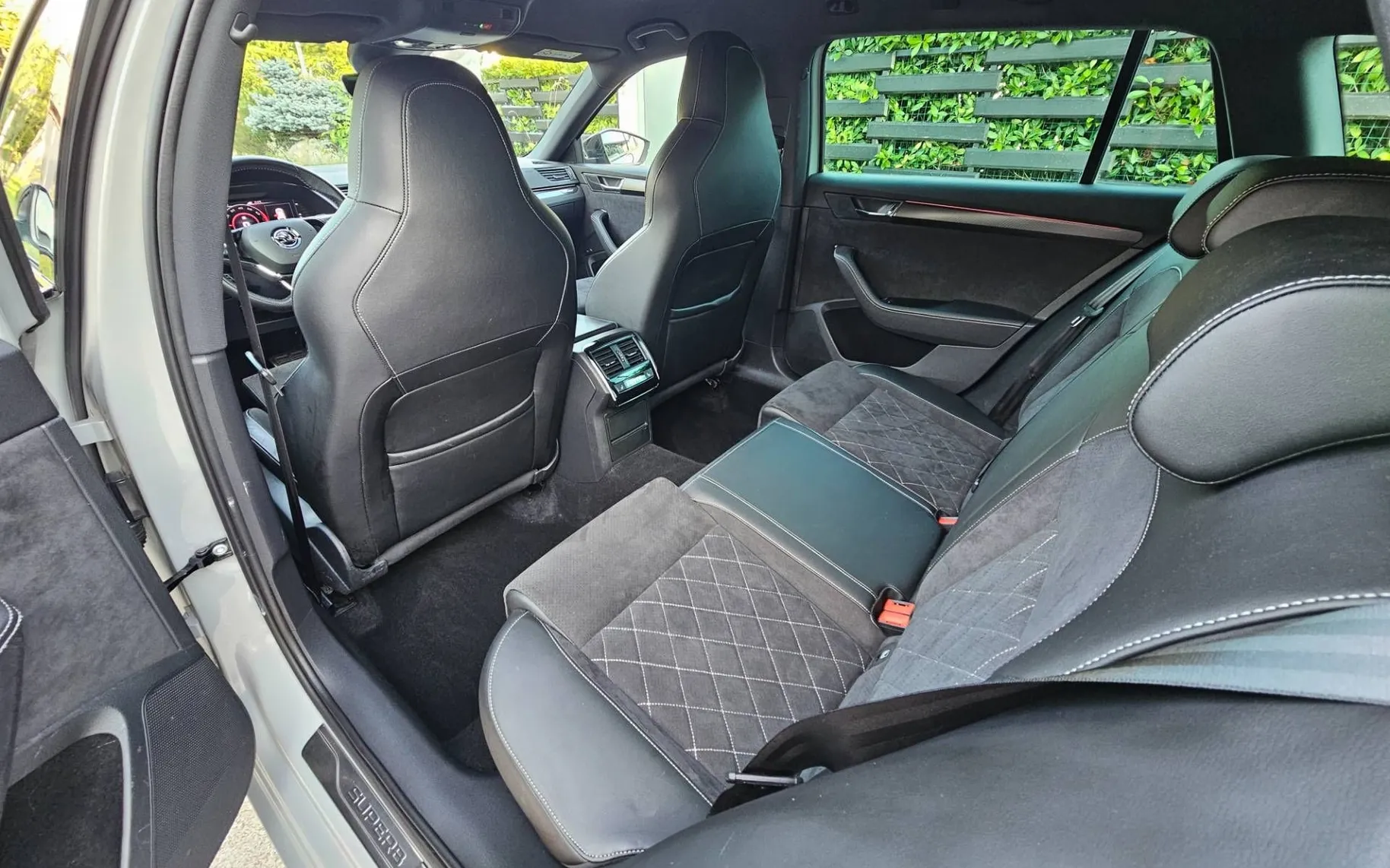 Notranja slika - Škoda Superb - Combi 4x4 2.0 TSI Sportline DSG |VIRTUAL|WEBASTO| - 10