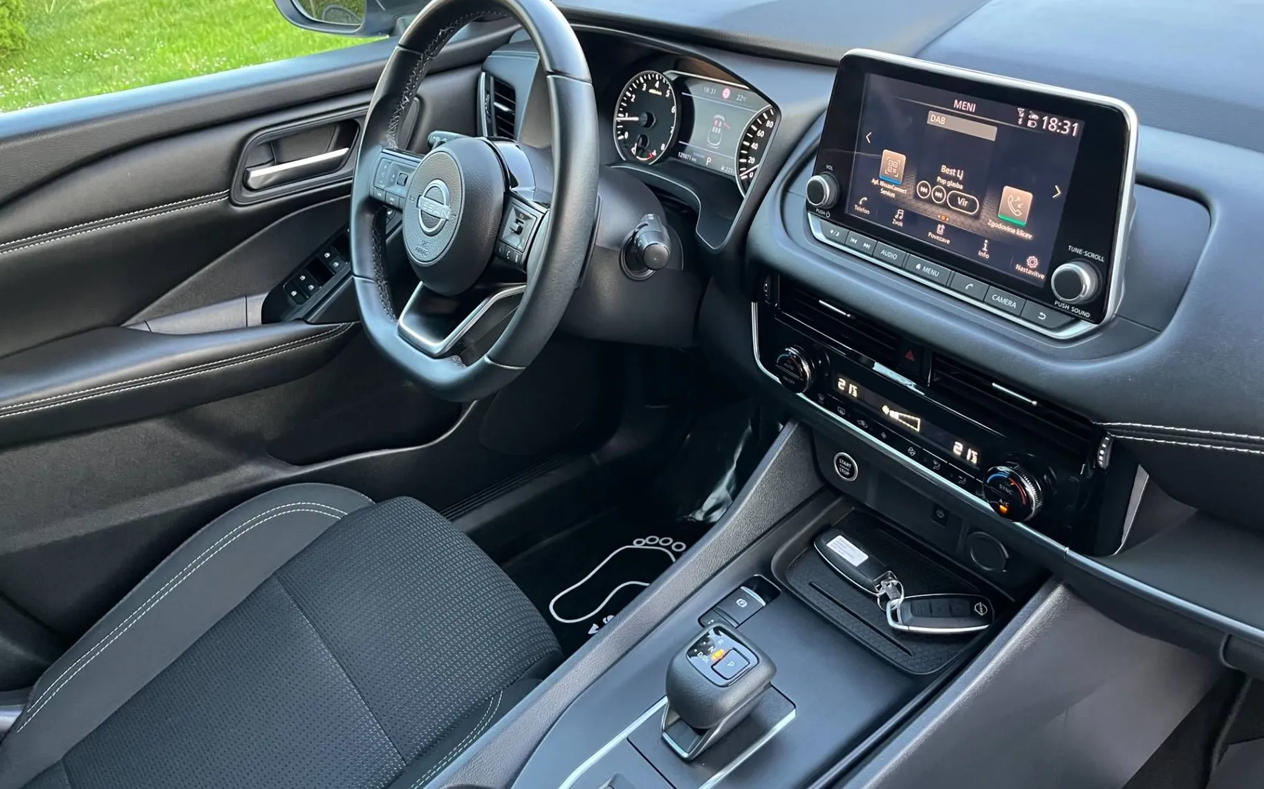 Notranja slika - Nissan Qashqai - 1.3 DIG-T MHEV N-Connecta-1 LASTNIK-LED-ODLIČEN... - 10