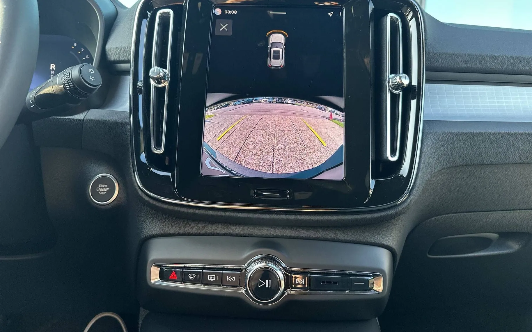Notranja slika - Volvo XC40 - B3 P Plus Dark AT DCT... - 16
