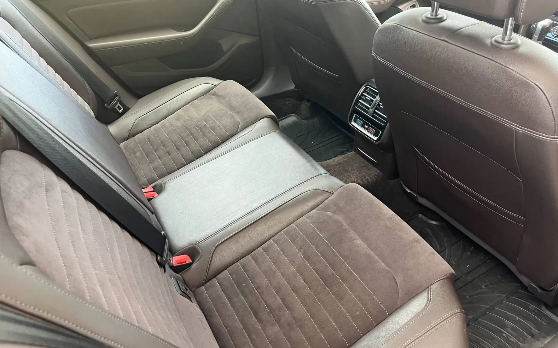 Notranja slika - Volkswagen Passat Variant - 2.0 TDI BMT Highline-VIRTUAL-LED-ALU-PDC-ODLIČEN - 9