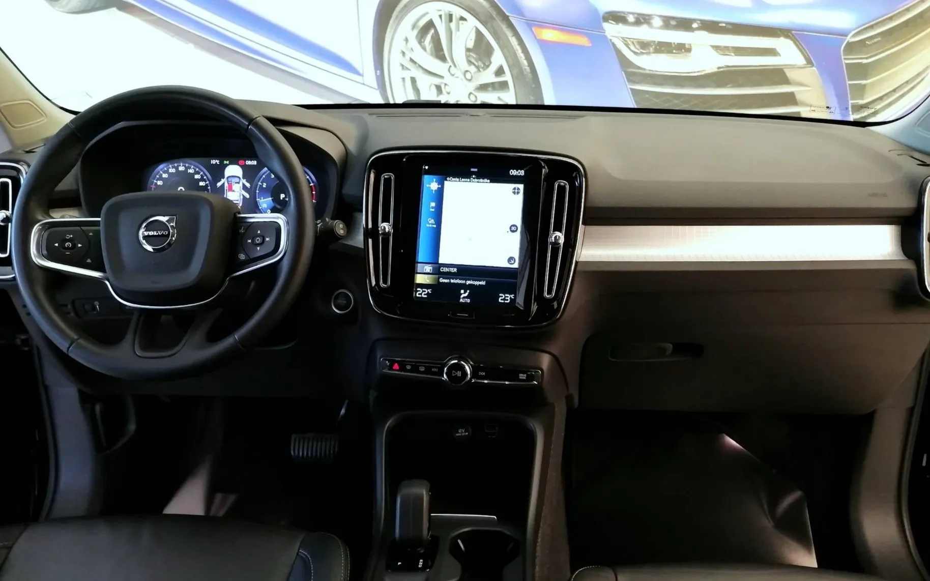 Zunanja slika - Volvo XC40 - T2 Momentum Avt. FULL LED ALU NAVI PDC 1.LASTNIK - 6