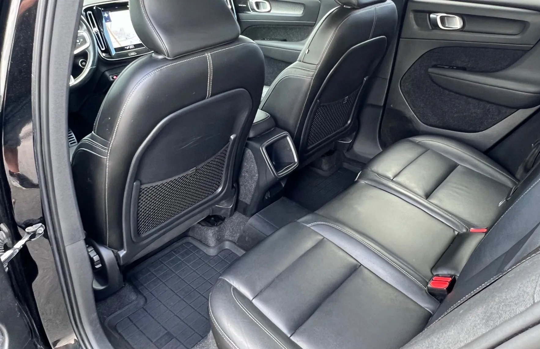 Zunanja slika - Volvo XC40 - T3 R-design+ALU+LED+HI-FI+KLJUKA - 19