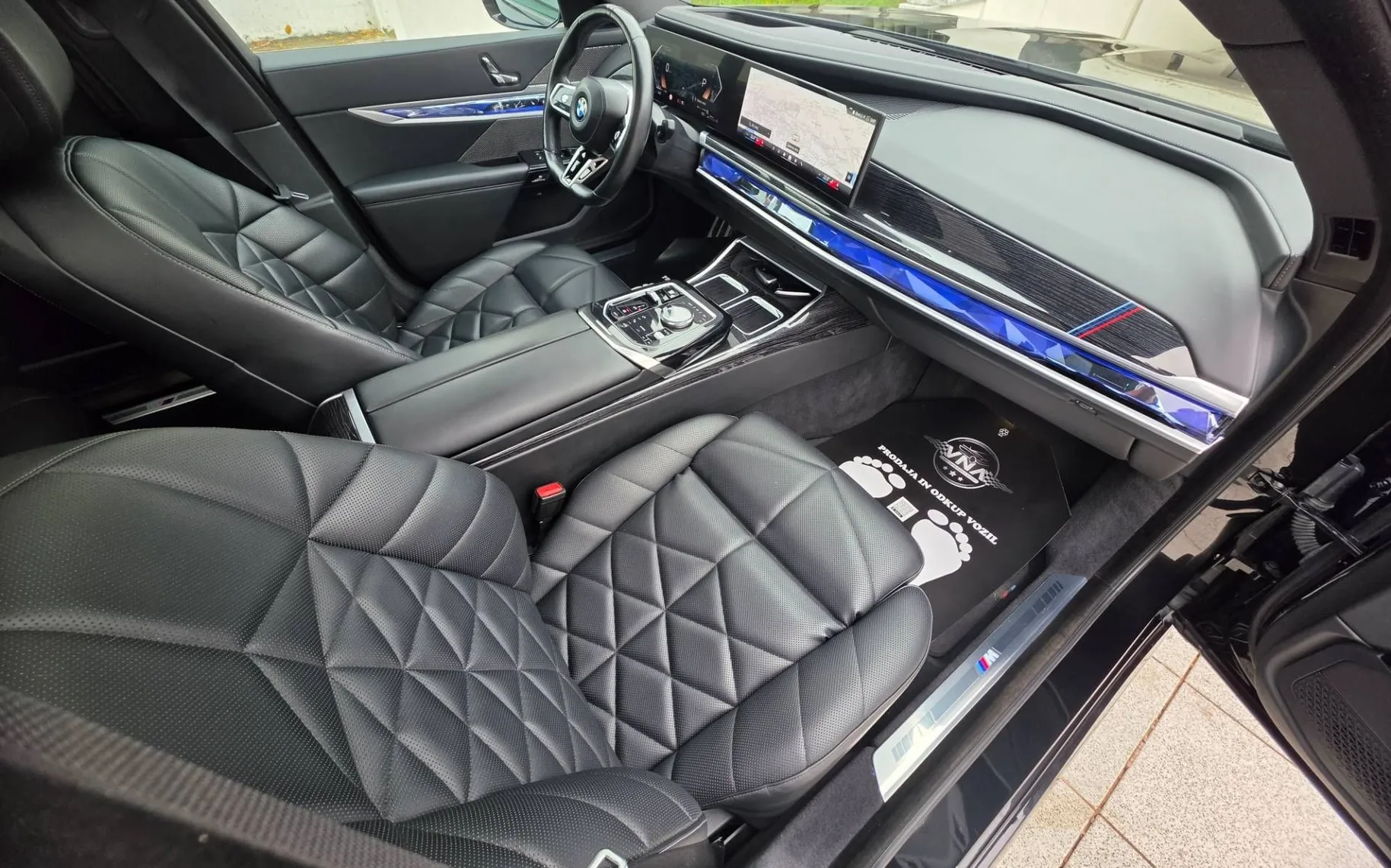 Notranja slika - BMW serija 7: - 740d xDrive Avt. |M-PRO|ZRAK|ICON|360-KAM|BOWERS| - 9