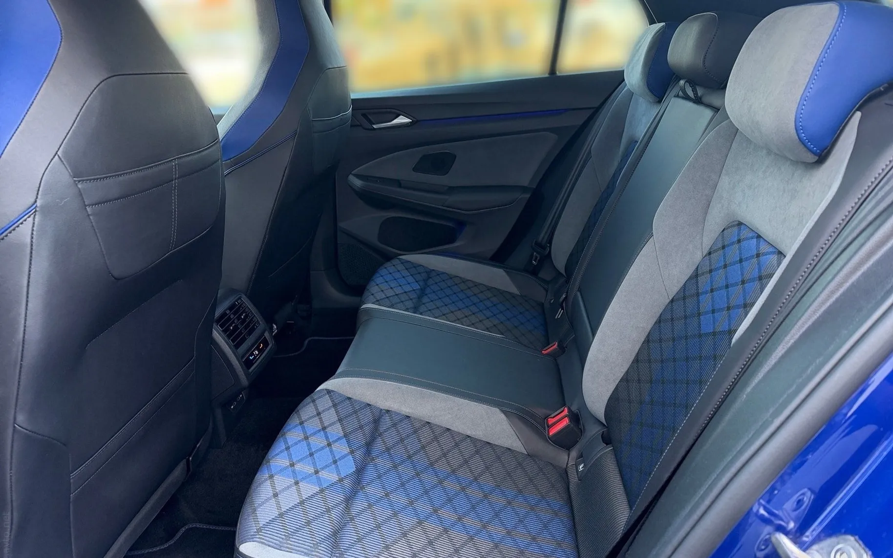 Notranja slika - Volkswagen Golf - R 4Motion 2.0 TSI DSG IQ Matrix - Harman Kardon... - 10