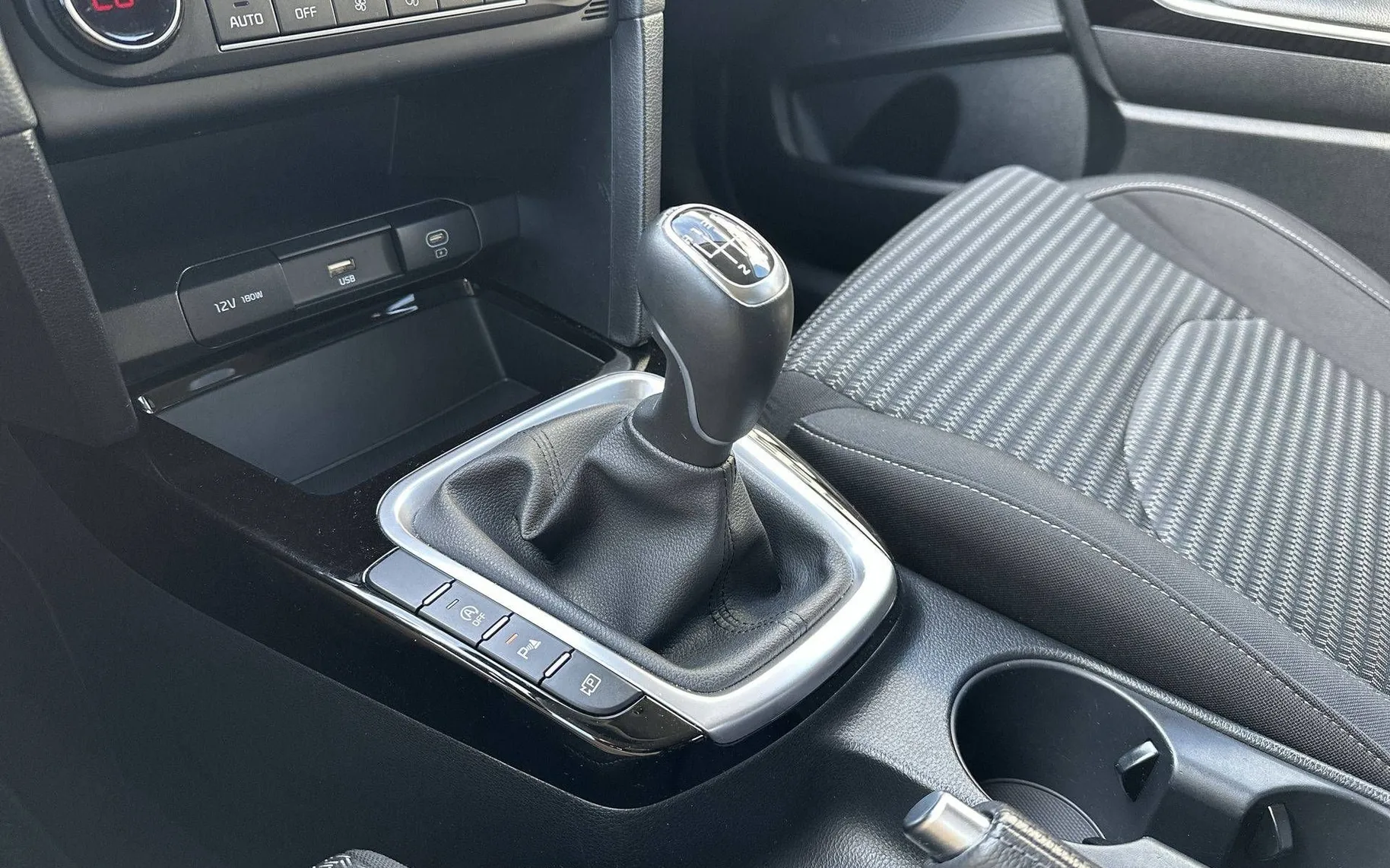 Notranja slika - KIA Ceed - 1.5 T-GDI EX Vision ISG - 20