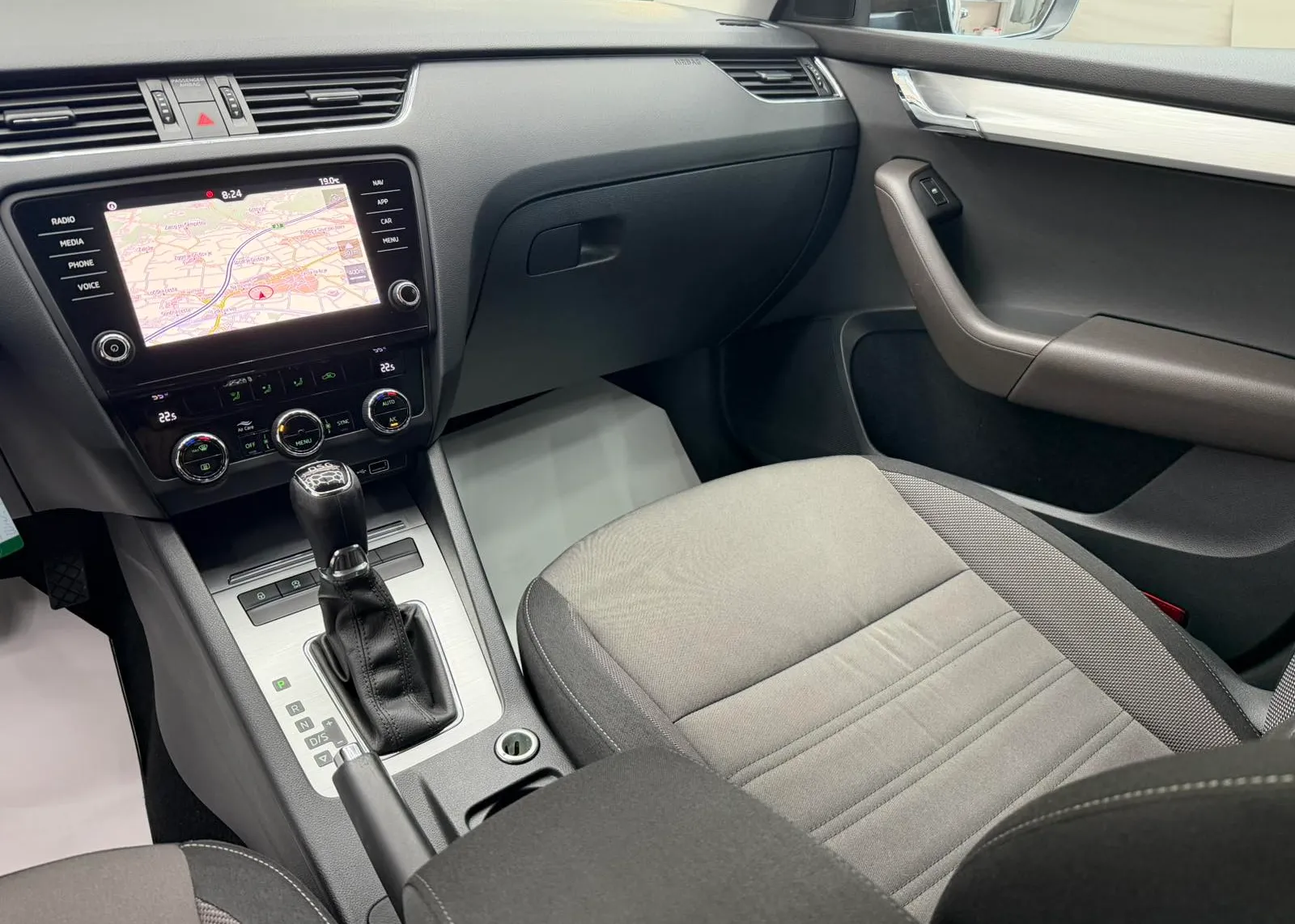 Zunanja slika - Škoda Octavia - Combi 2,0 TDI L&K DSG - 4