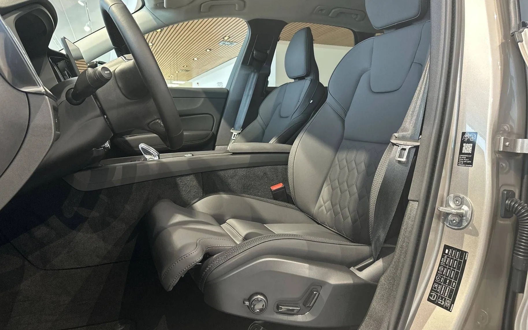 Zunanja slika - Volvo XC60 - B5  P  AWD Plus Dark - 9