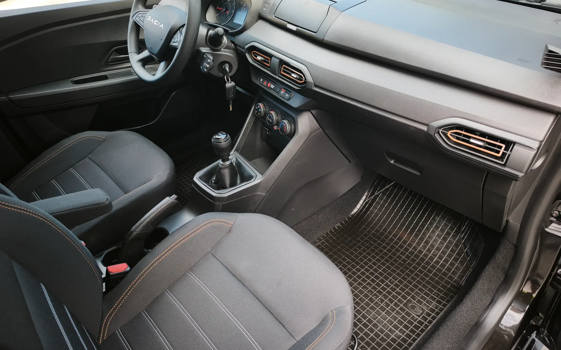 Notranja slika - Dacia Sandero - 1.0-TCE-STEPWAY-1-LASTNIK-1-BARVA-SLO-POREKLO-LED-LUCI-LPG-PLIN-T - 14