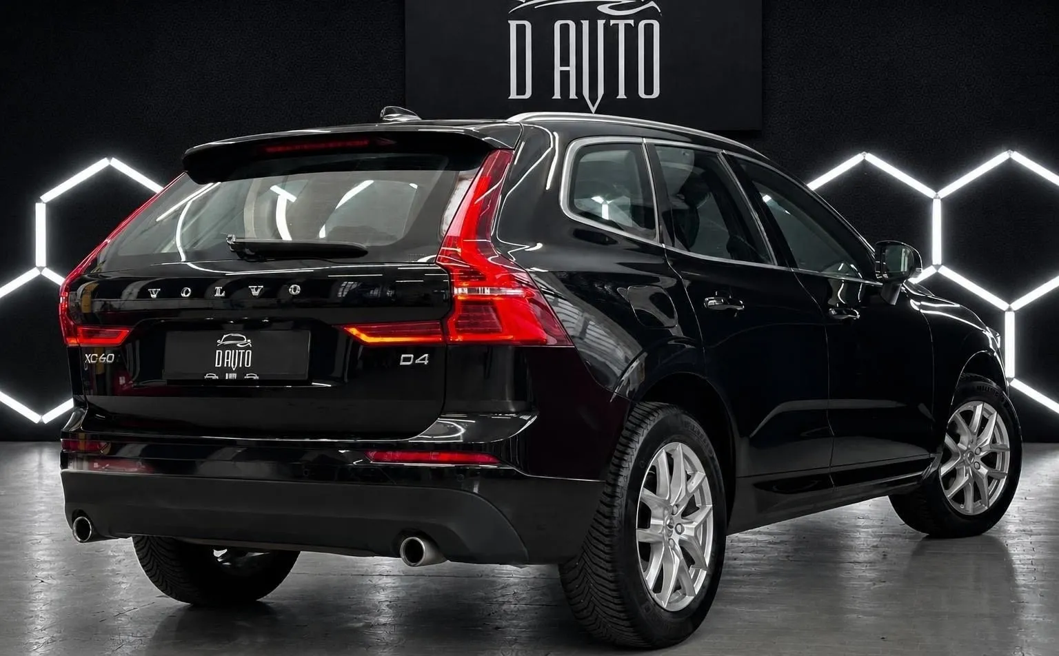 Notranja slika - Volvo XC60 - D4 BUSINESS EXECUTIVE KAMERA ACC CARPLAY KEYLESS - 8