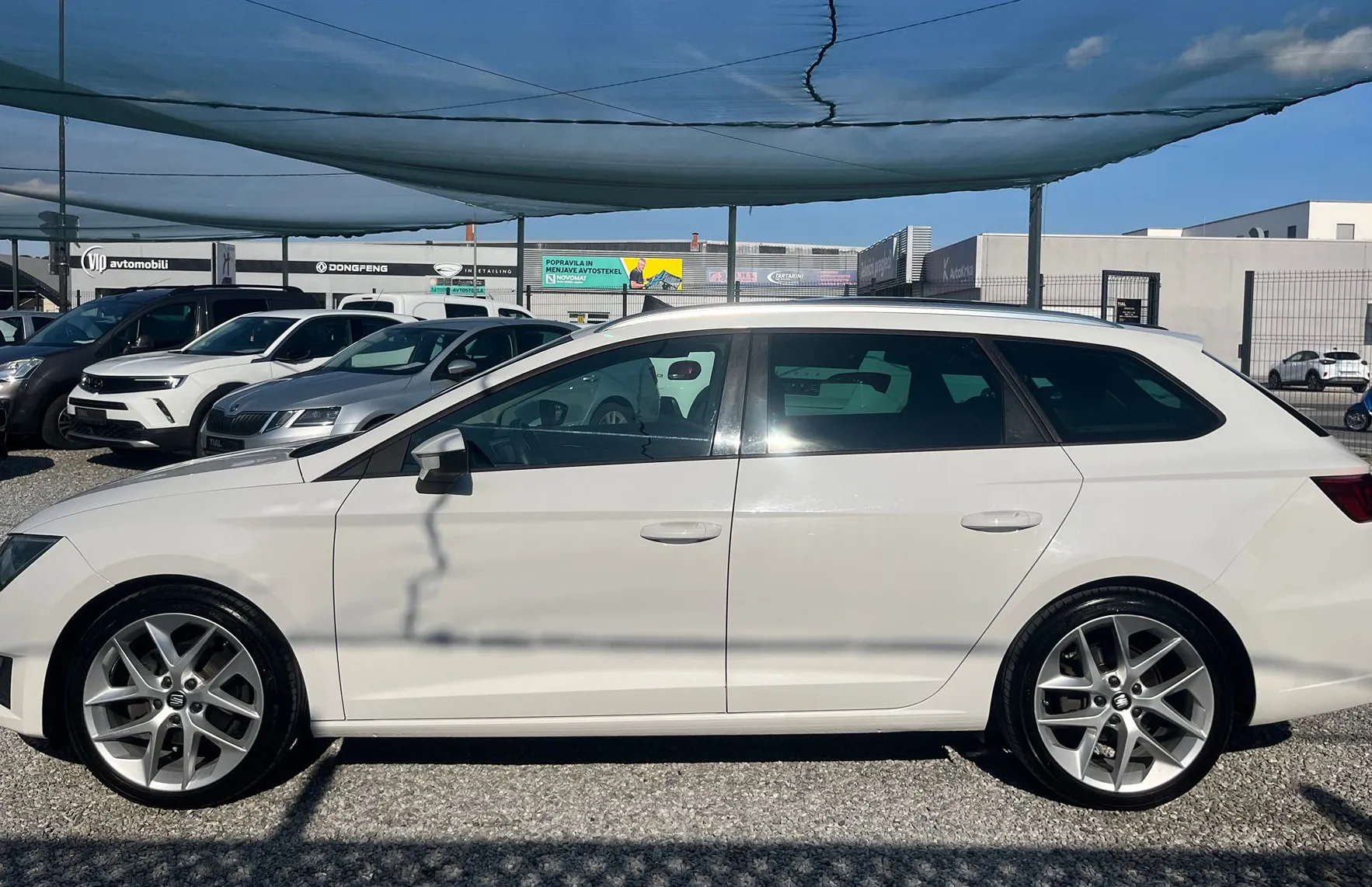 Zunanja slika - Seat Leon - 2.0 TDI 4X4-LED-NAVI-PANO-ALU17-OPR.VELIK SERVIS - 4