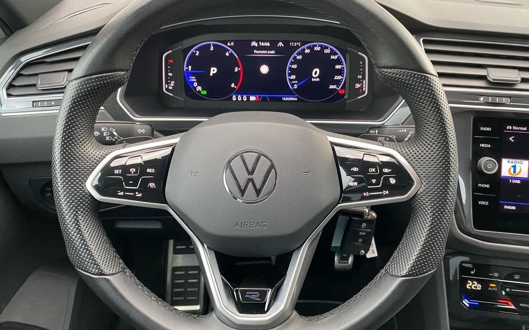 Notranja slika - Volkswagen Tiguan - 2.0 TDI SCR 4M. BMT DSG R-Line - 8