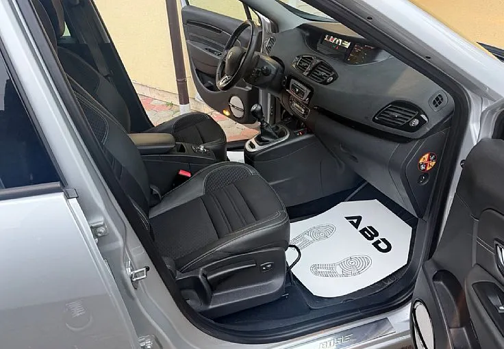 Zunanja slika - Renault Scénic - Grand Scenic dCi 130 Energy Bose Navi Alcantara TOP STANJE - 8