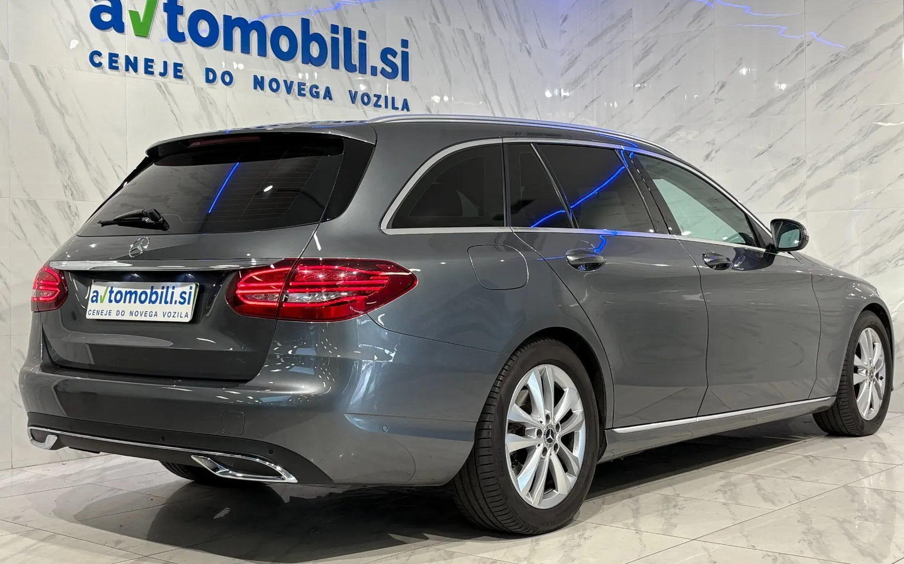 Zunanja slika - Mercedes-Benz C-Razred - 220d T AMG-Line|Tempomat|Panorama|Kamera|MrtviKo.. - 4