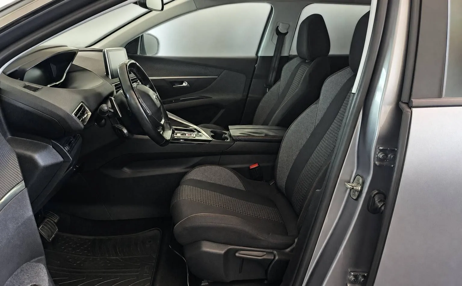 Notranja slika - Peugeot 5008 - 1.6 BlueHDI Avt.-1 LASTNIK-M 2018-7 SEDEŽEV - 10