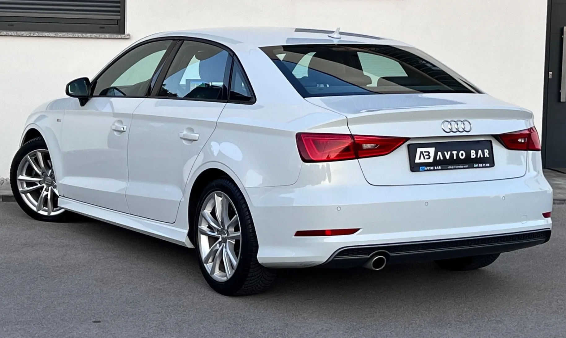 Notranja slika - Audi A3 - Limo 1.6 TDI+S-LINE+NAVI+PERLA+USNJE - 8