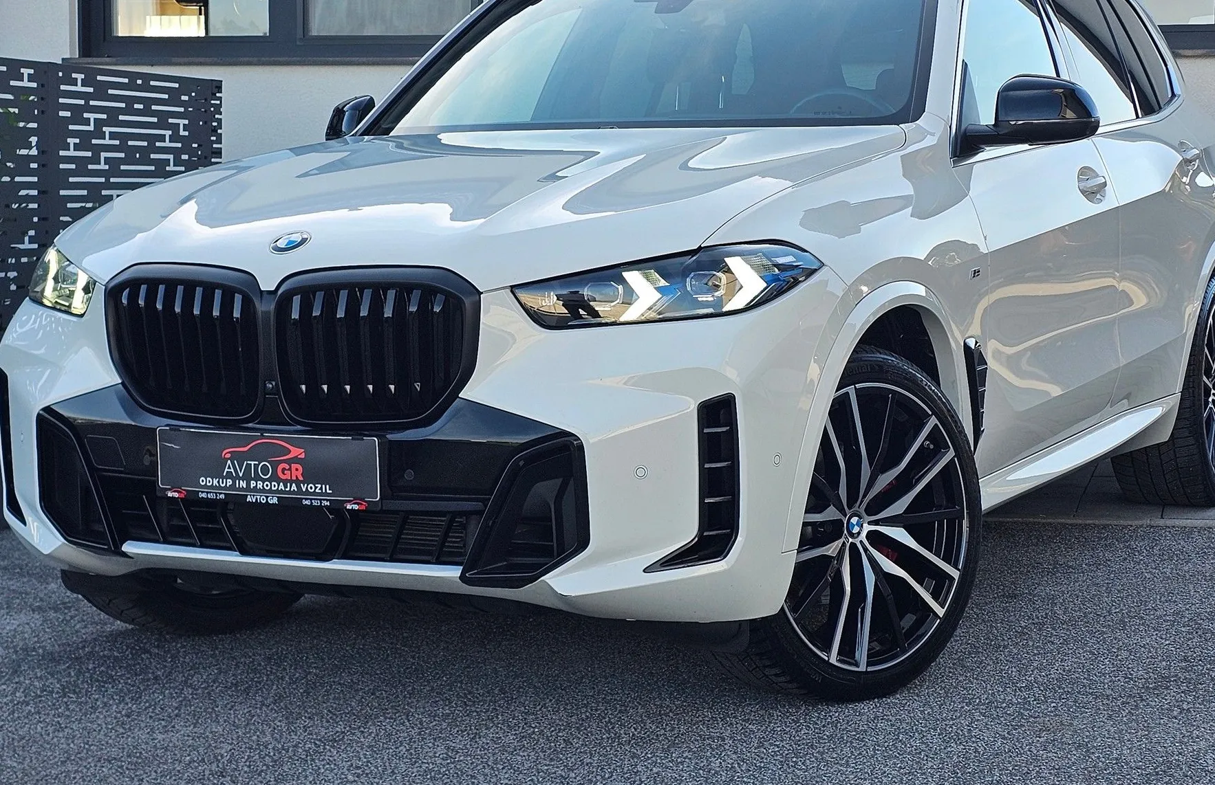 Zunanja slika - BMW X5 - serija : xDrive40i Avt.- Le 49.000km-LED-22COL- HUD-KAM360 - 3