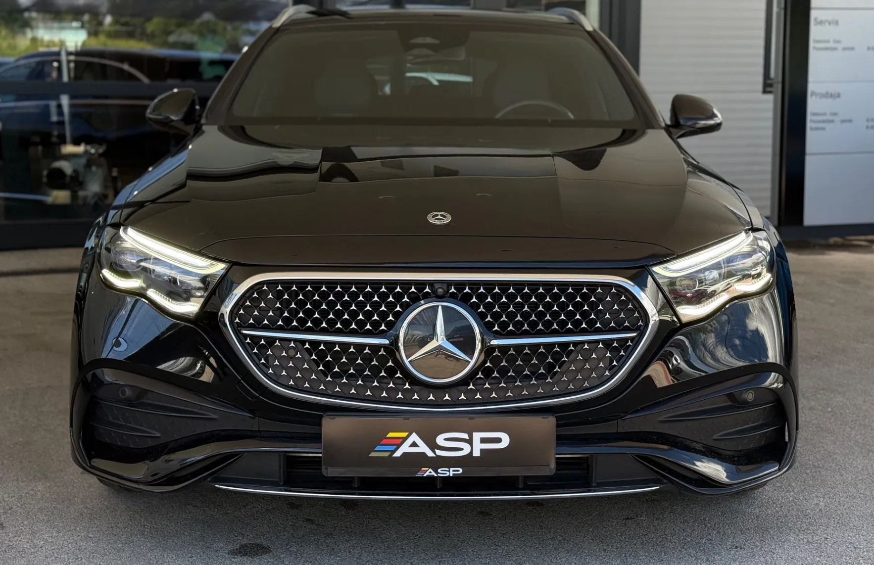 Zunanja slika - Mercedes-Benz E-Razred - 300e T AMG LINE - 2