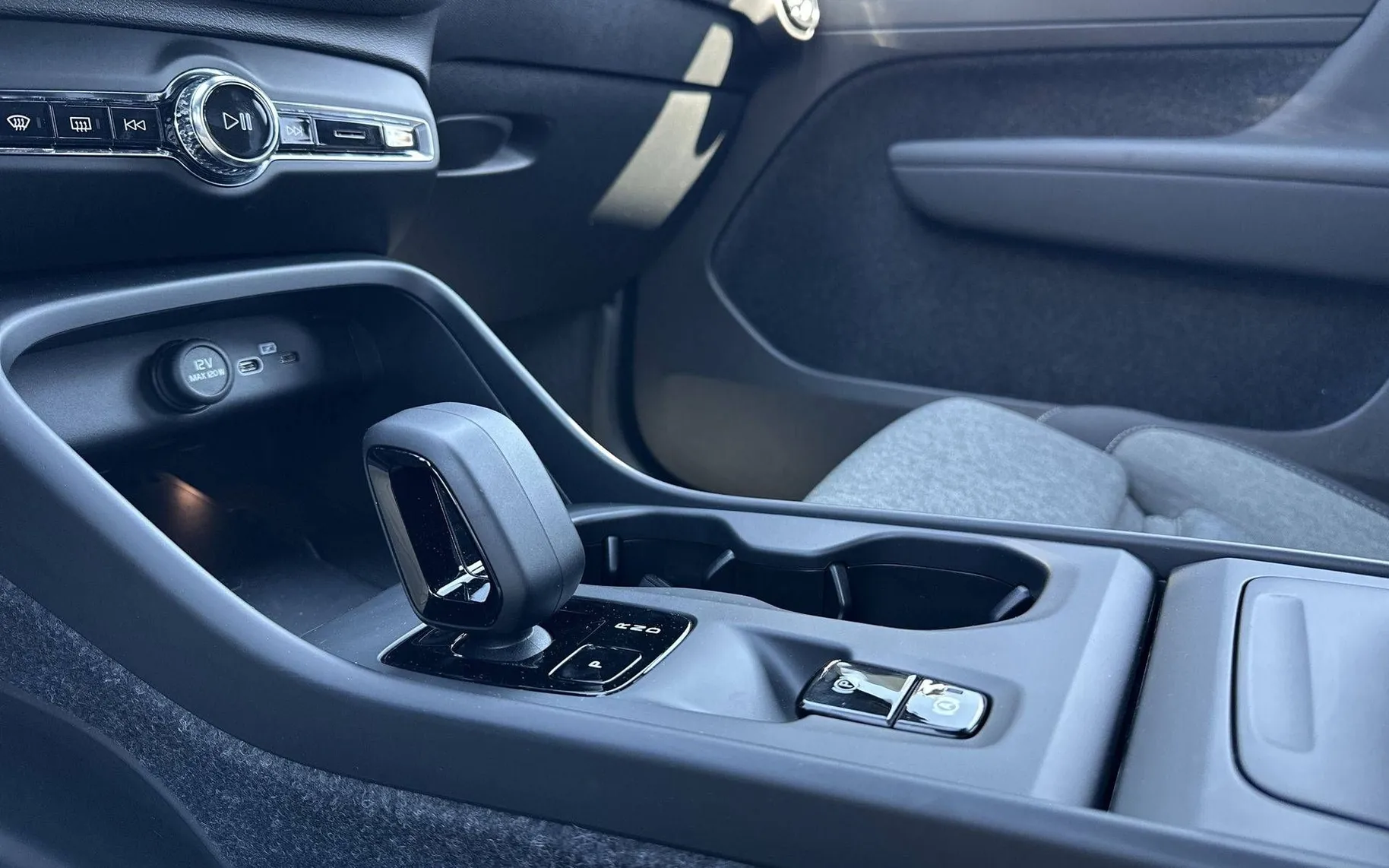 Notranja slika - Volvo XC40 - B3P Core Avt - 38