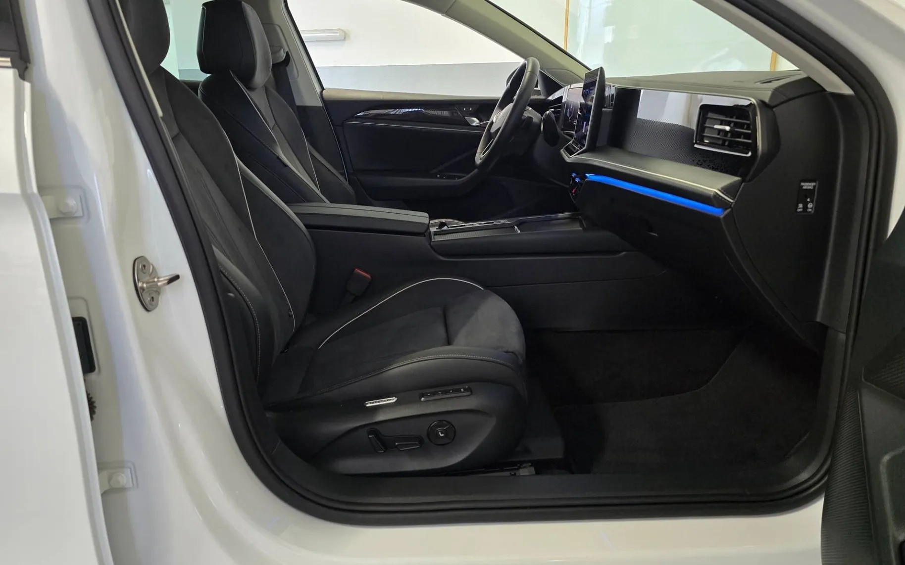 Notranja slika - Volkswagen Passat Variant - 1.5 eTSI Business DSG- LED.360kam.memory.asistence - 17