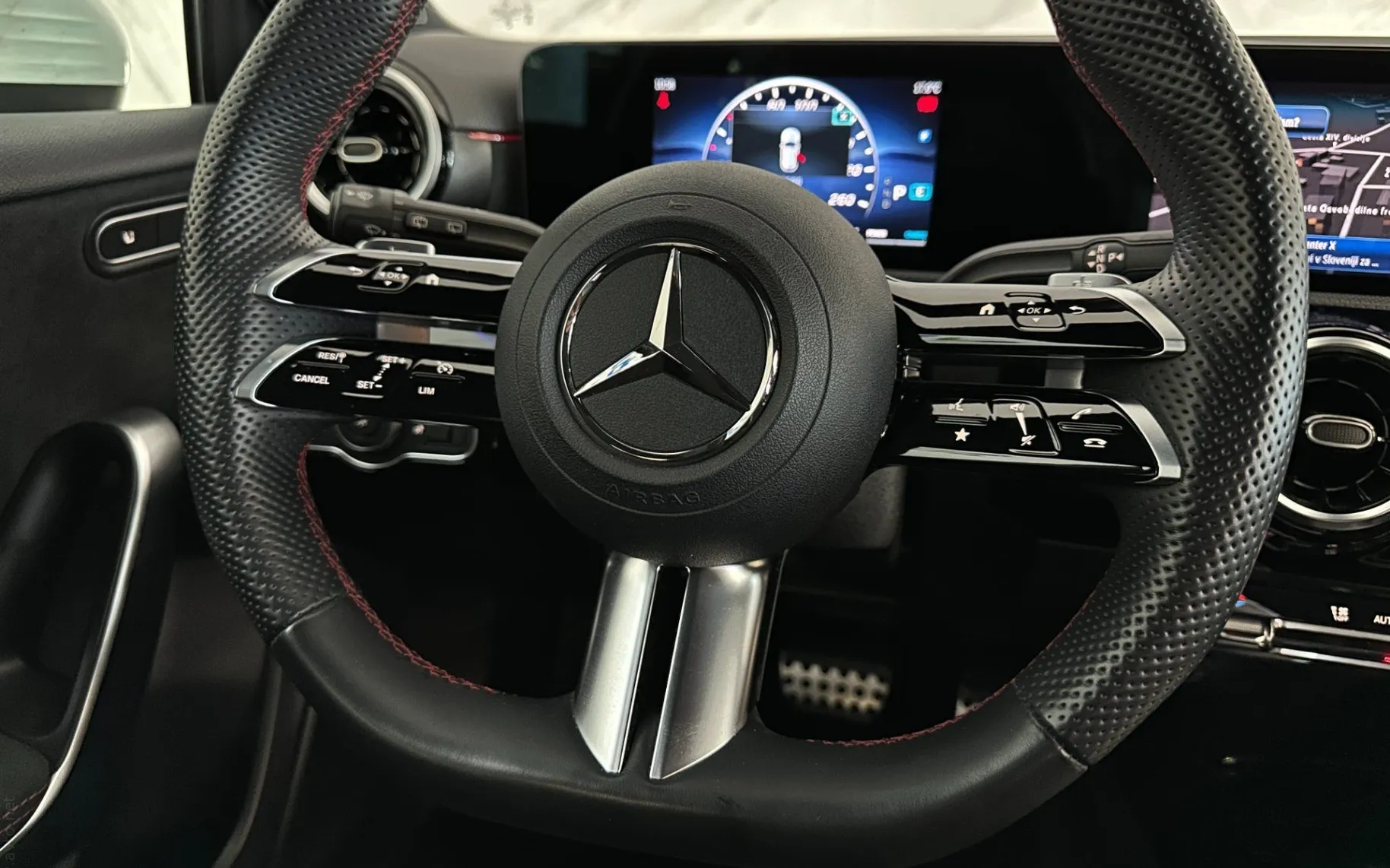 Notranja slika - Mercedes-Benz A-Razred - 200 AMG Line |Kamera|Navi|Gretje|SLO|1.Lastnik| - 12