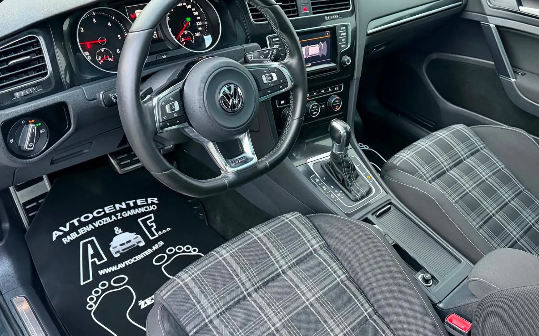 Notranja slika - Volkswagen Golf - 2.0 GTD-DSG-PANORAMA-LIZING ZA TUJCE-NAVI - 10