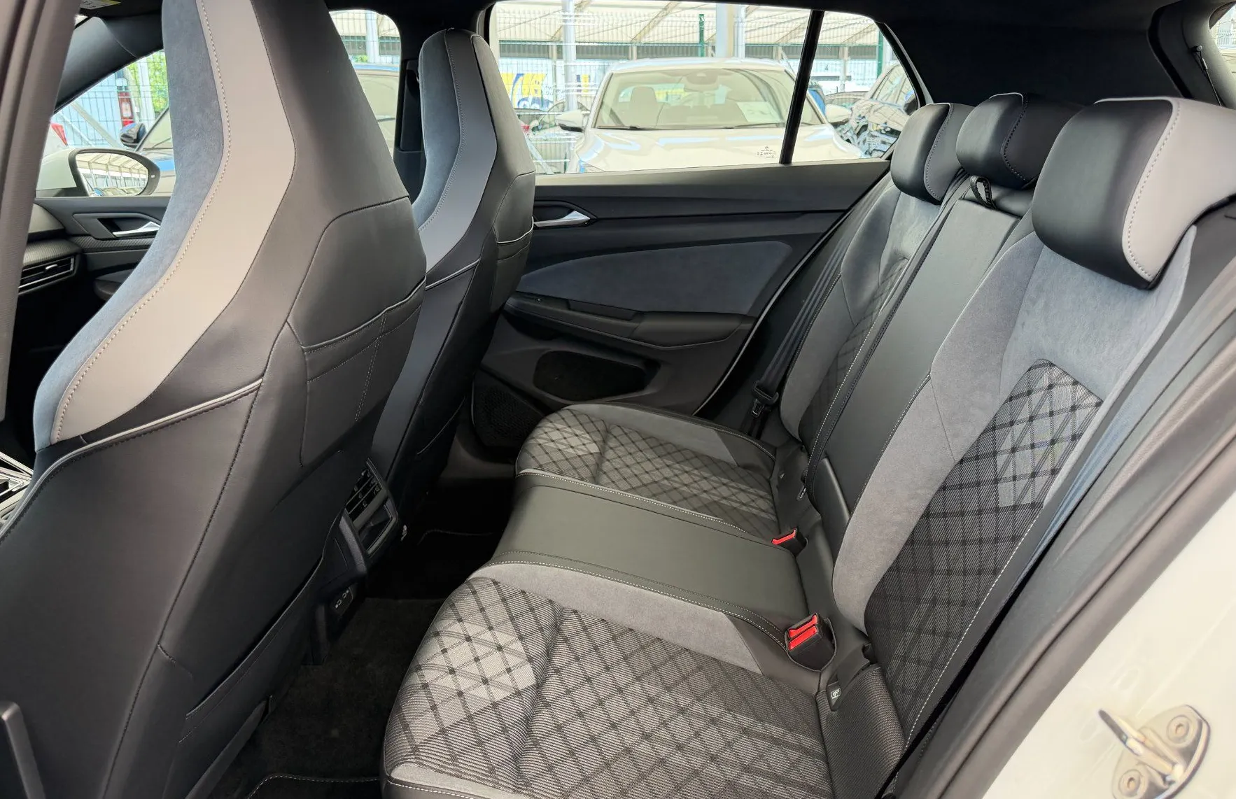 Zunanja slika - Volkswagen Golf - R-Line 1.5 eTSI R-Line DSG - 10
