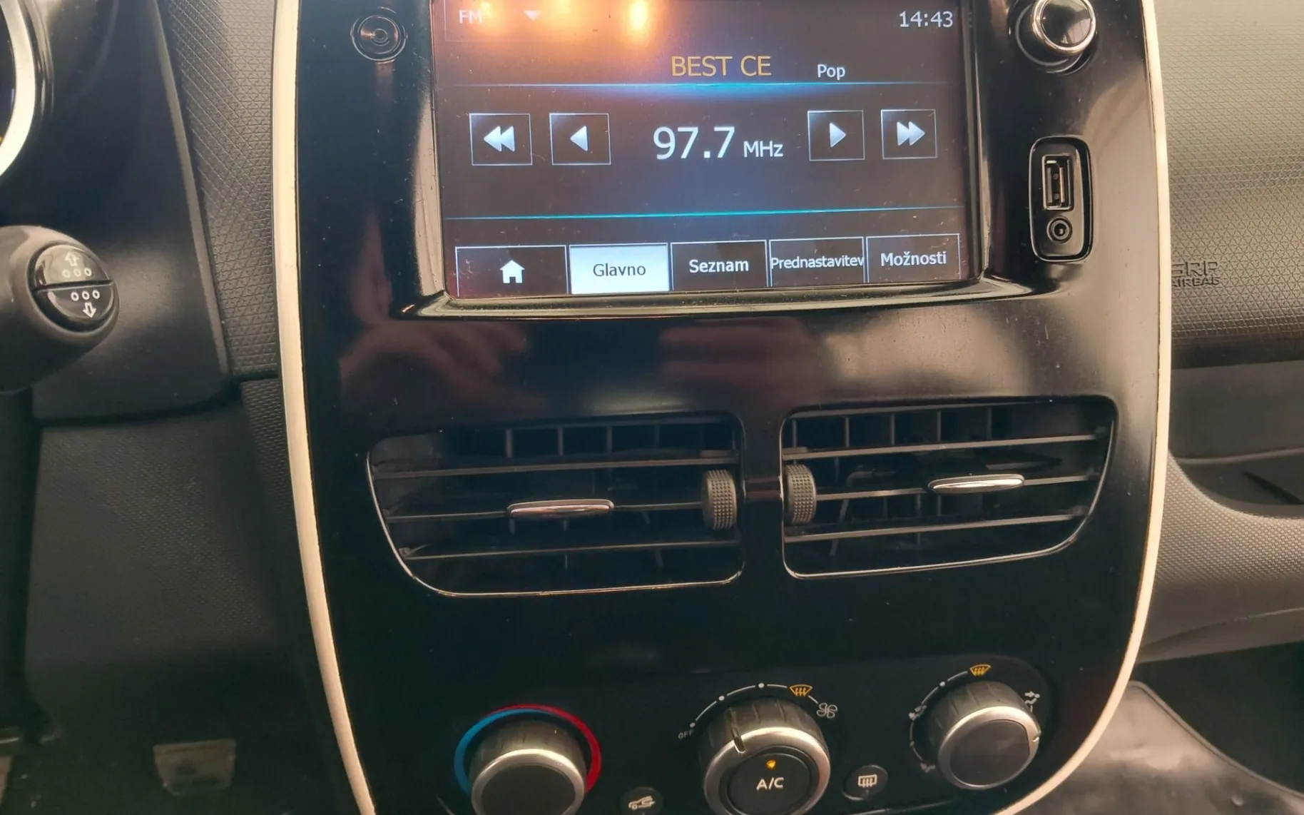 Notranja slika - Renault Clio - Grandtour 1.2 16V SAMO 75000 KM-ODLIČEN - 9