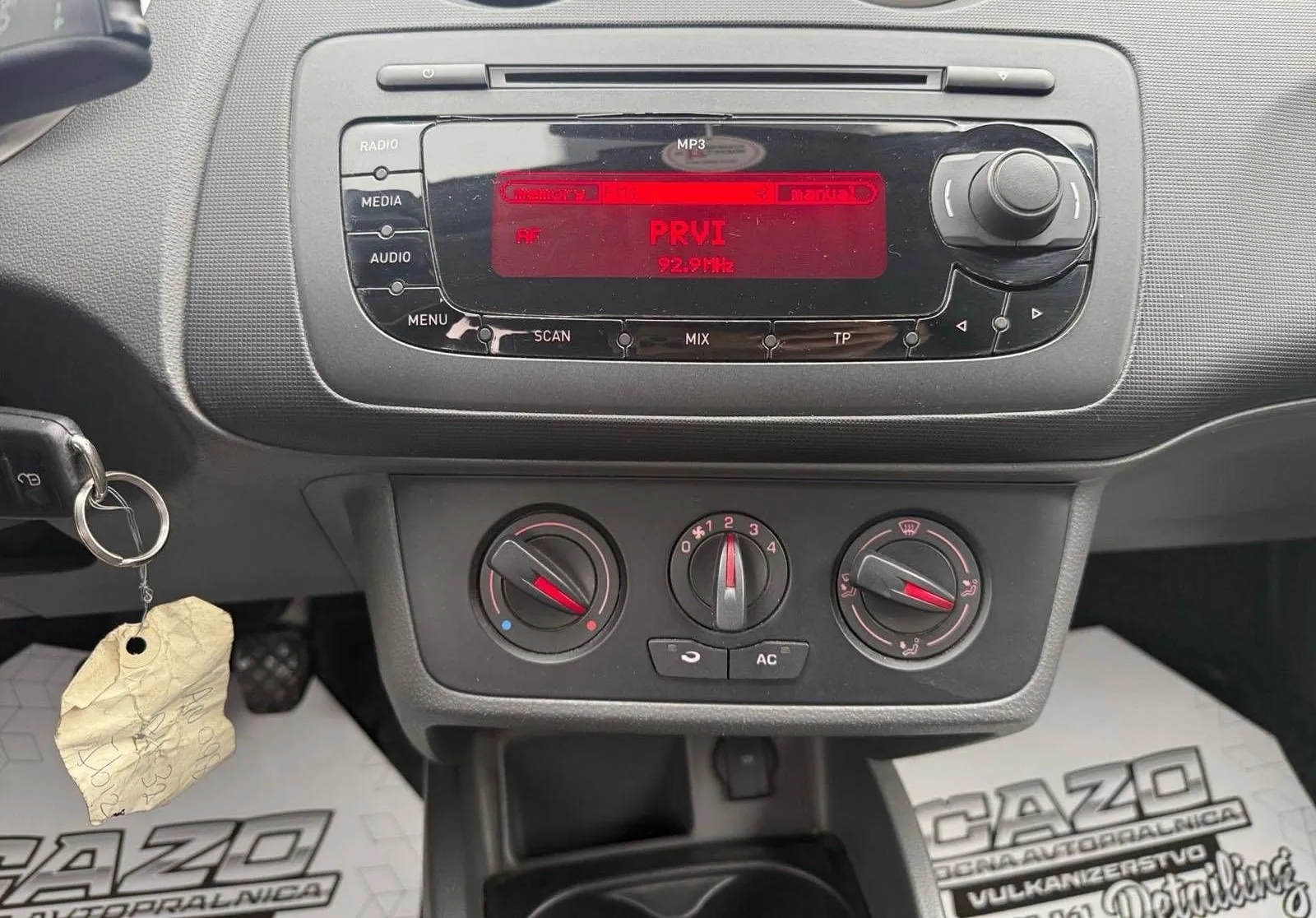 Notranja slika - Seat Ibiza - 1.6 TDI DPF 66KW STYLE EURO 5... - 11