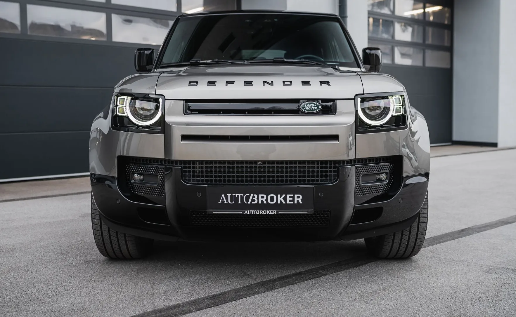 Zunanja slika - Land Rover Defender - 110 X-Dyn HSE 3.0d SILICON SILVER - 2