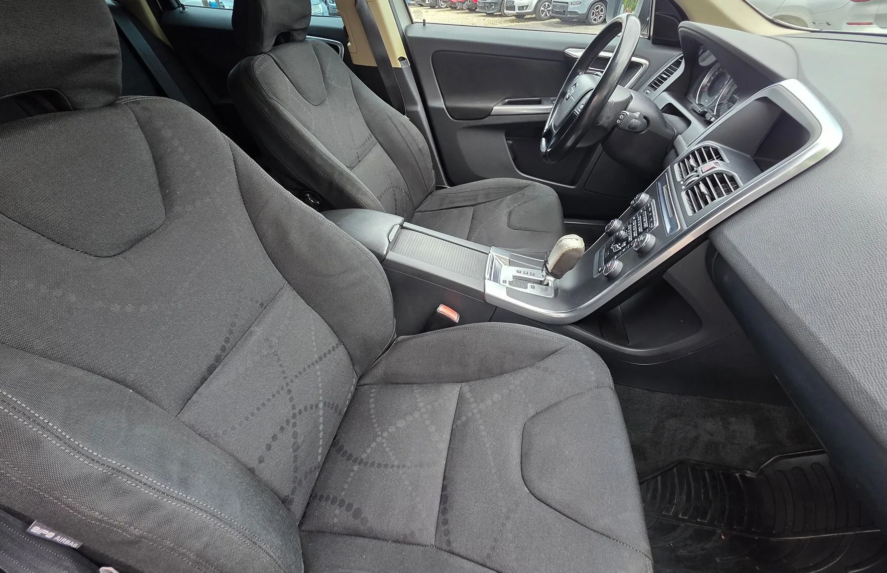 Zunanja slika - Volvo XC60 - FWD D4 MOMENTUM AVTOMATIK-ALU PLATIŠČA-KLIMA-NAVI - 13