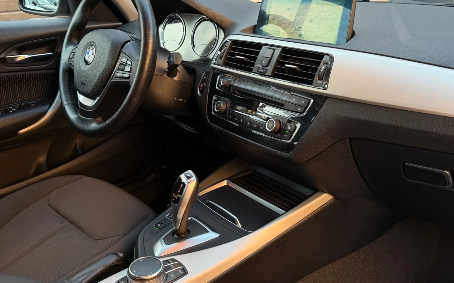 Notranja slika - BMW serija 1: - 118d Sport Line-LED-NAVI-KAMERA - 12