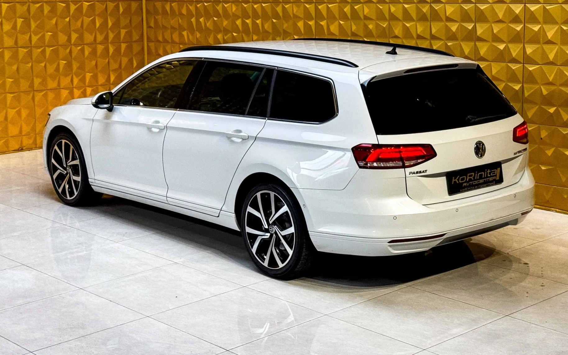 Notranja slika - Volkswagen Passat Variant - 2.0 TDI AUT.-PERLA-KLJUKA-MASAZA-GRETJE-RADAR... - 8