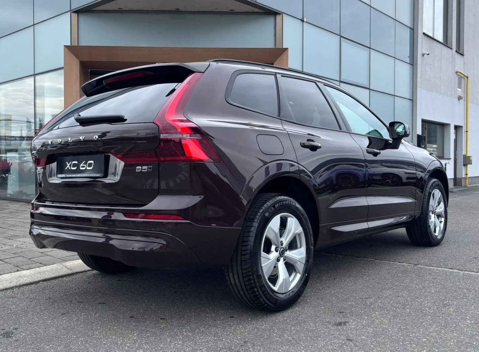 Zunanja slika - Volvo XC60 - B5P  Core AT AWD 3 leta garancije + 3 servisi - 4