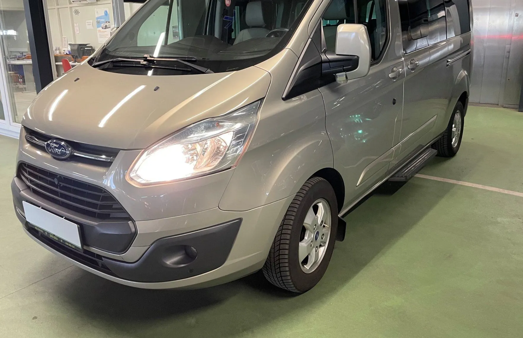 Zunanja slika - Ford Transit Custom - KOMBI 2.2 TDCi 6. SEDEŽEV 92 KW - 1