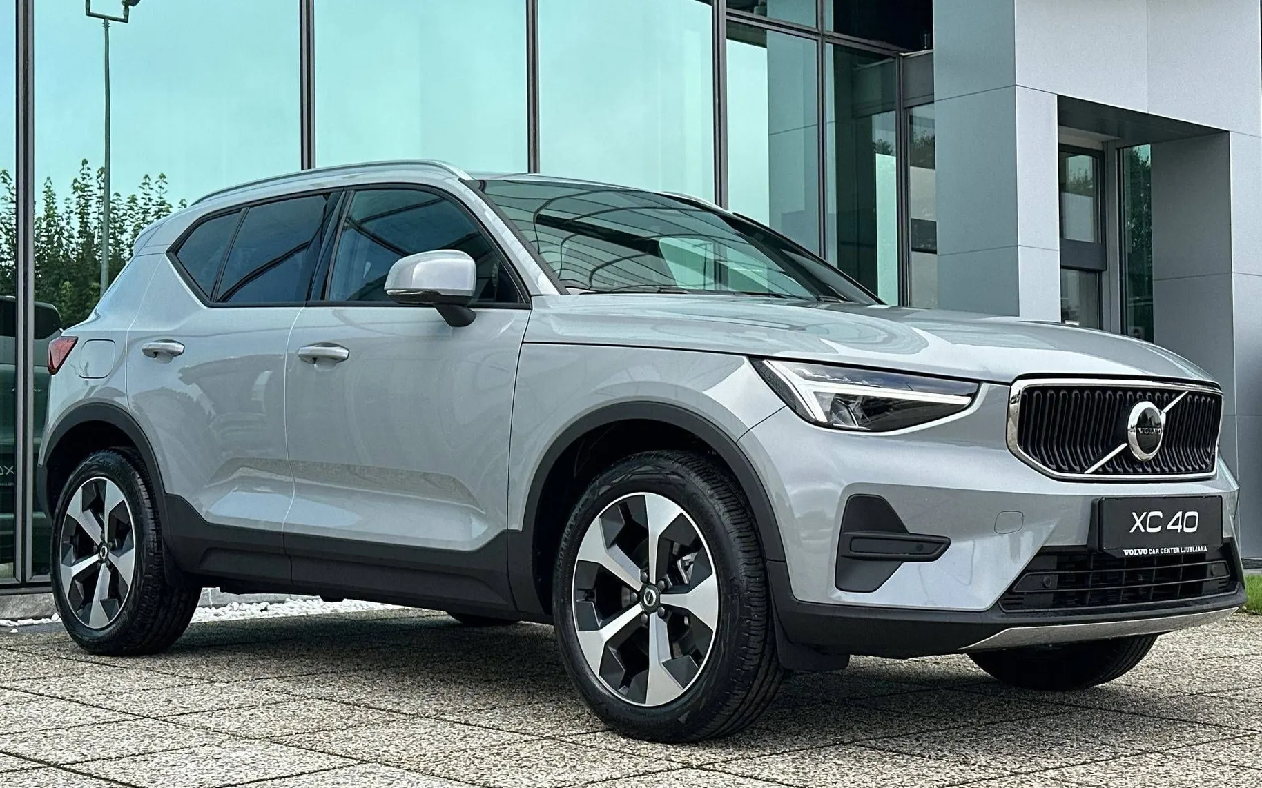 Zunanja slika - Volvo XC40 - B3 P Core AT DCT 3 leta garancije + 3 servisi... - 3
