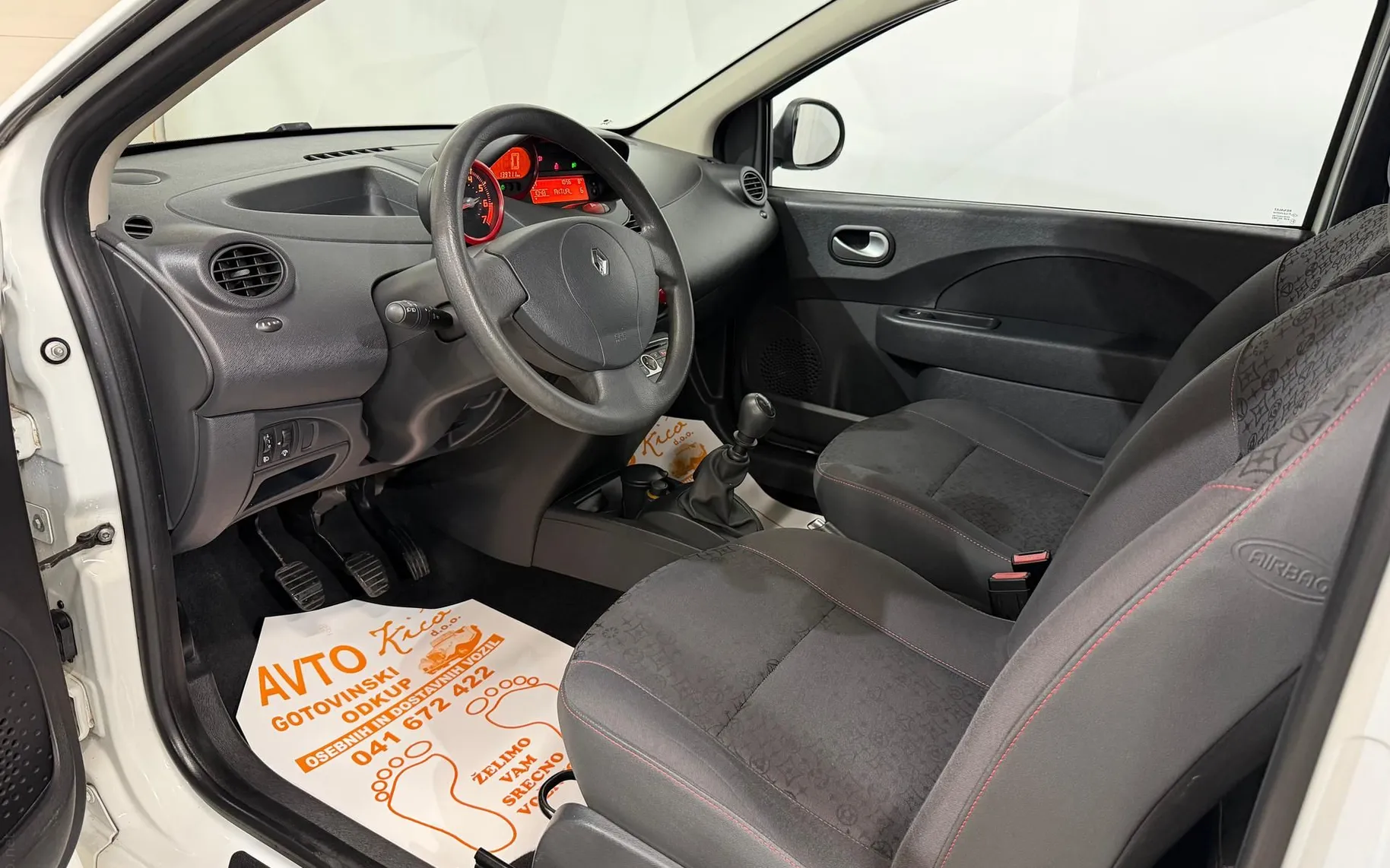 Notranja slika - Renault Twingo - Rip Curl 1.2-KLIMA-SLOVENSKI-SERVISNA-KNJ-TRAJNIK - 9