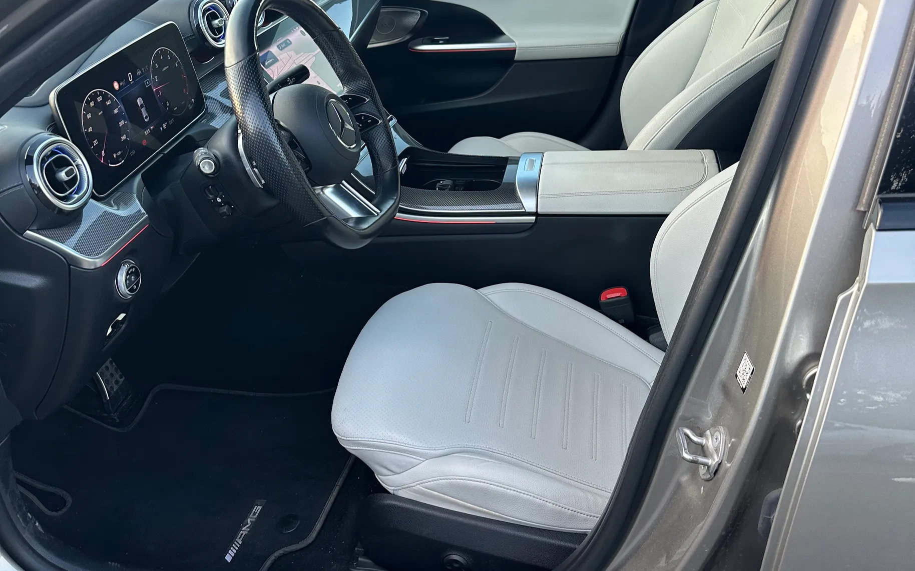 Notranja slika - Mercedes-Benz C-Razred - C 300 4MATIC AMG Line Avt. - 10
