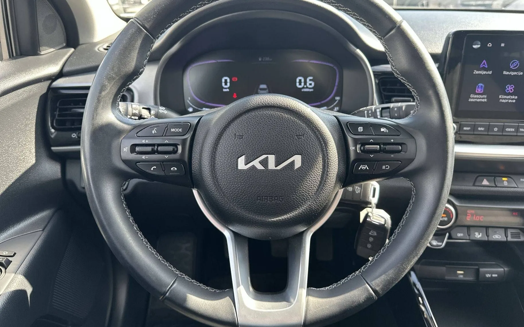 Notranja slika - KIA Stonic - 1.0 T-GDi LX Urban+ ISG - 13